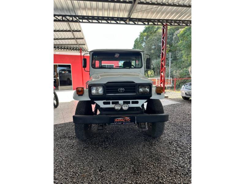 TOYOTA - BANDEIRANTE - 1996/1996 - Branca - R$ 110.900,00
