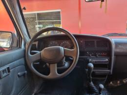 TOYOTA - HILUX - 2003/2004 - Branca - R$ 69.000,00