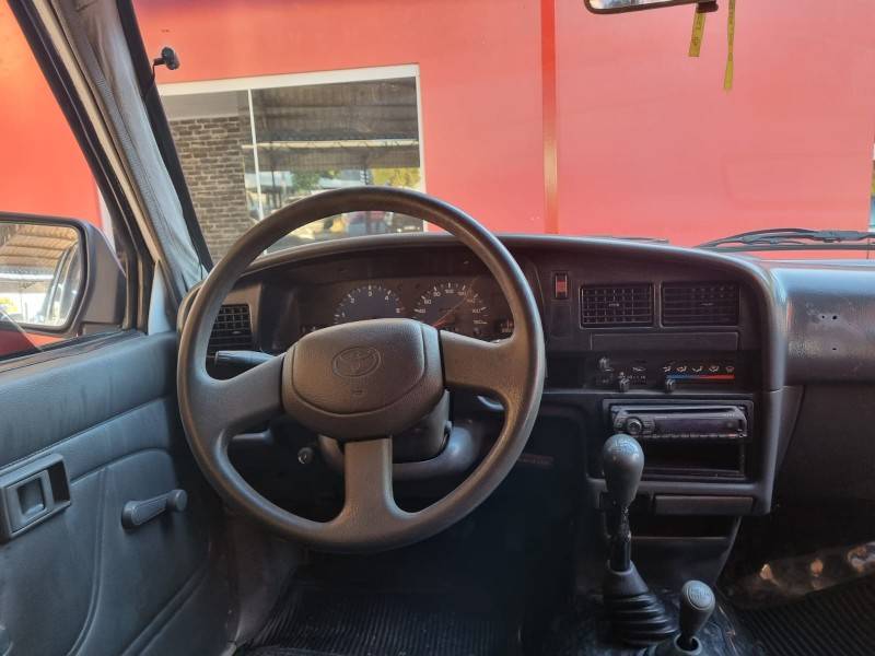 TOYOTA - HILUX - 2003/2004 - Branca - R$ 69.000,00