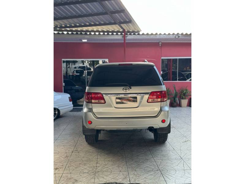 TOYOTA - HILUX SW4 - 2008/2008 - Prata - R$ 105.900,00