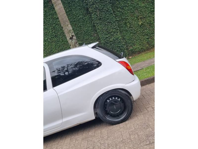 CHEVROLET - CELTA - 2001/2001 - Branca - R$ 17.900,00
