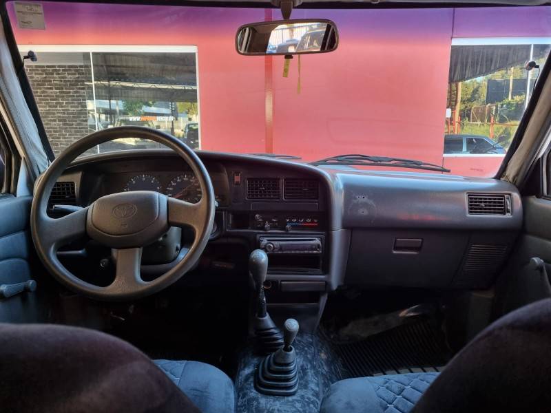 TOYOTA - HILUX - 2003/2004 - Branca - R$ 69.000,00