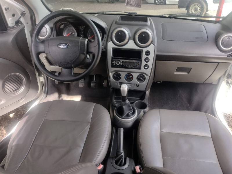 FORD - FIESTA - 2013/2014 - Branca - R$ 33.900,00