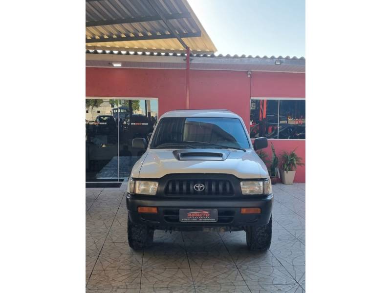 TOYOTA - HILUX - 2003/2004 - Branca - R$ 69.000,00