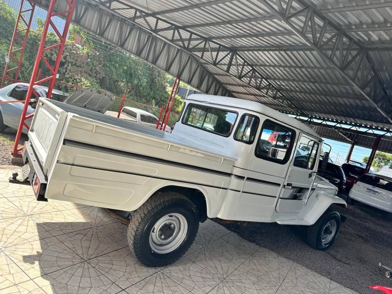 TOYOTA - BANDEIRANTE - 1996/1996 - Branca - R$ 110.900,00