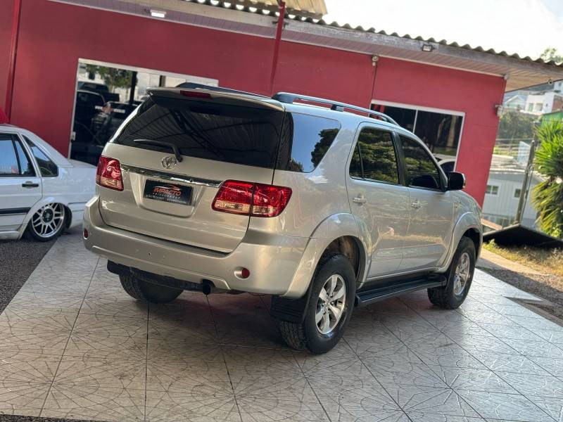 TOYOTA - HILUX SW4 - 2008/2008 - Prata - R$ 105.900,00