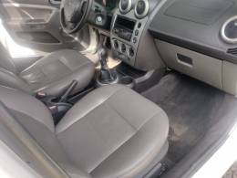 FORD - FIESTA - 2013/2014 - Branca - R$ 33.900,00