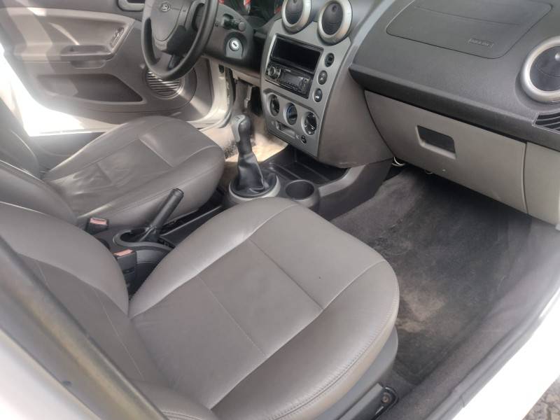 FORD - FIESTA - 2013/2014 - Branca - R$ 33.900,00