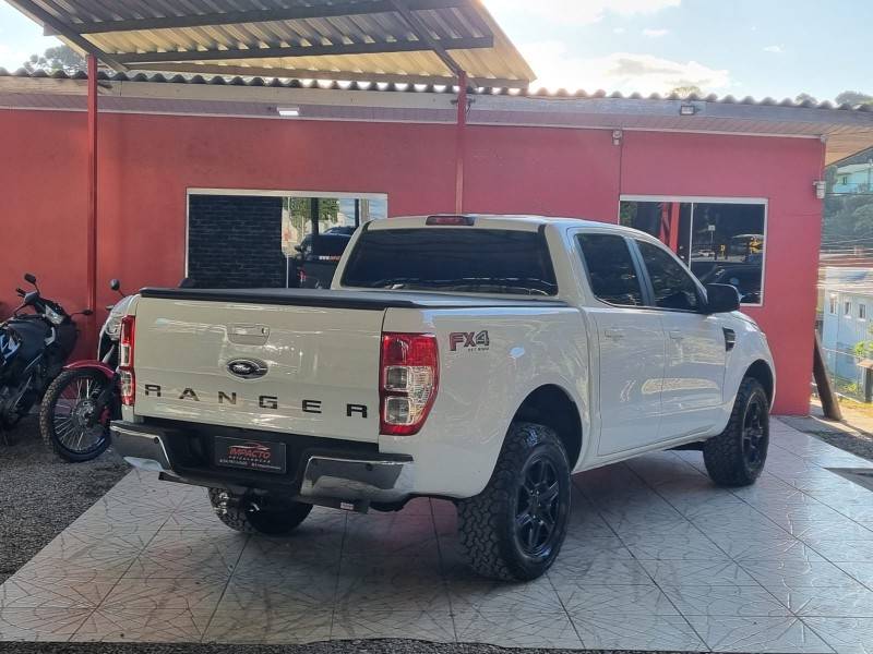 FORD - RANGER - 2018/2019 - Branca - R$ 133.900,00