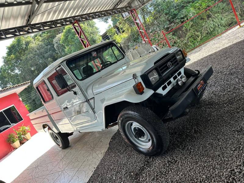 TOYOTA - BANDEIRANTE - 1996/1996 - Branca - R$ 110.900,00