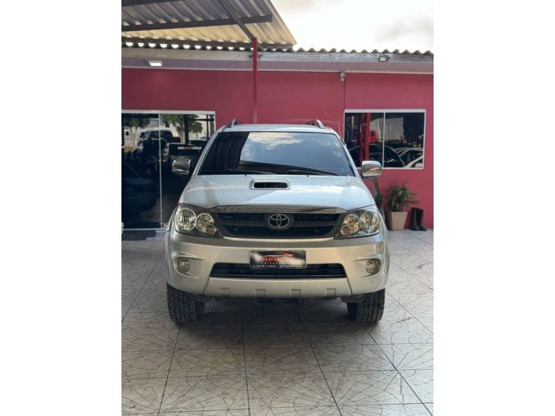 TOYOTA - HILUX SW4 - 2008/2008 - Prata - R$ 105.900,00