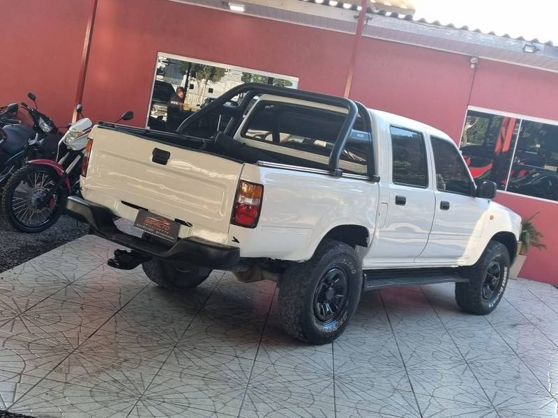TOYOTA - HILUX - 2003/2004 - Branca - R$ 69.000,00