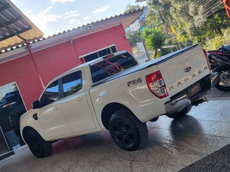 FORD - RANGER - 2018/2019 - Branca - R$ 133.900,00