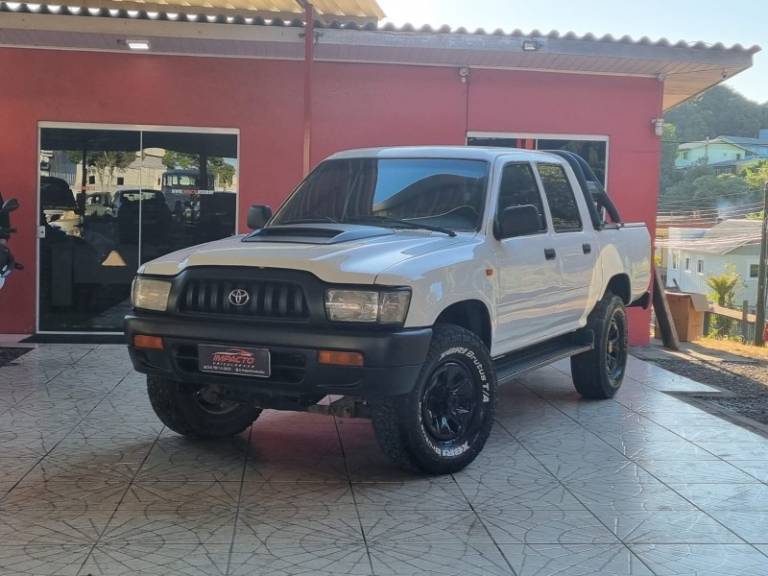 TOYOTA - HILUX - 2003/2004 - Branca - R$ 69.000,00