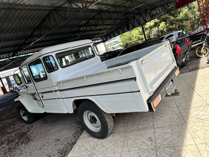 TOYOTA - BANDEIRANTE - 1996/1996 - Branca - R$ 110.900,00