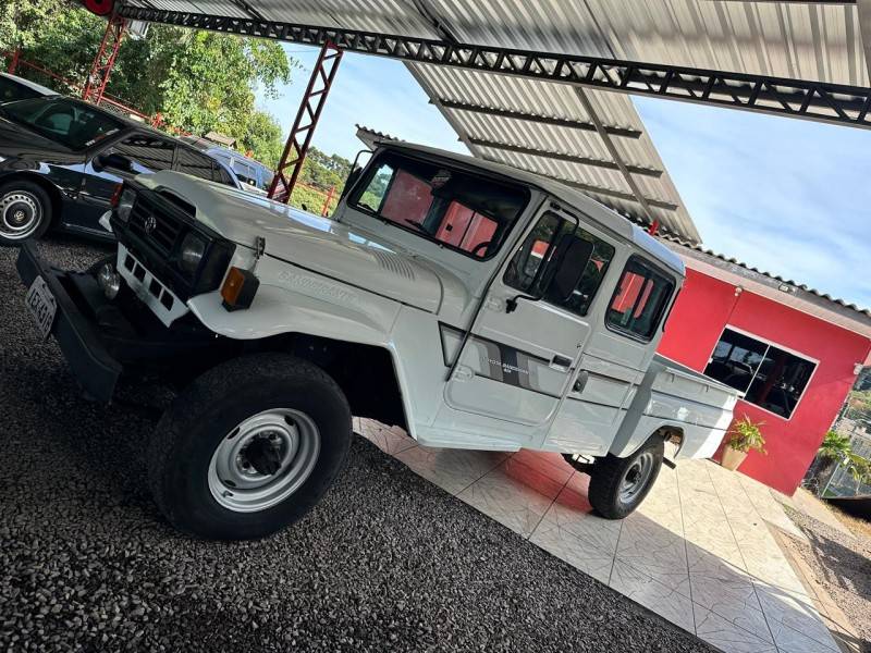 TOYOTA - BANDEIRANTE - 1996/1996 - Branca - R$ 110.900,00